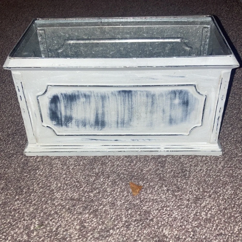 Rustic tin Box - Picture 3 of 4